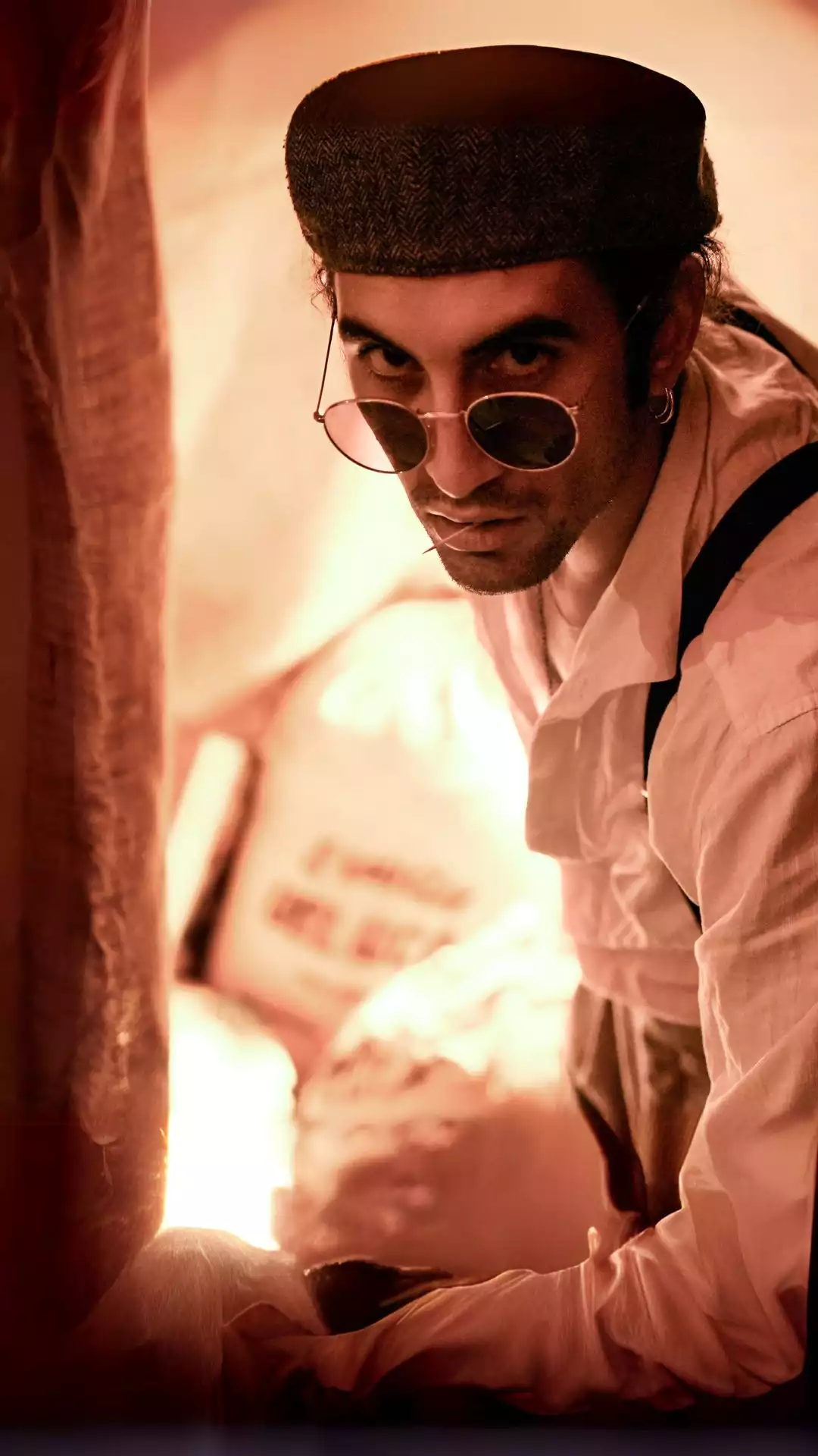 personnage type mafieux dans un scenario de theatre immersif dans un bar a paris
